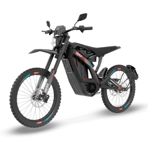 VOLT-R Motocicleta eléctrica urbana con potencia máxima de 6.400 W y autonomía de hasta 75 km. Equipada con motor central para una entrega de potencia equilibrada y batería extraíble para facilitar la recarga. Homologada como L3e, apta para permiso A1 o B con más de 3 años de antigüedad. Incorpora neumáticos all-terrain que mejoran la versatilidad en uso urbano.